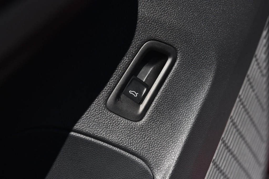 Volkswagen Atlas Cross Sport Vehicle Full-screen Gallery Image 9