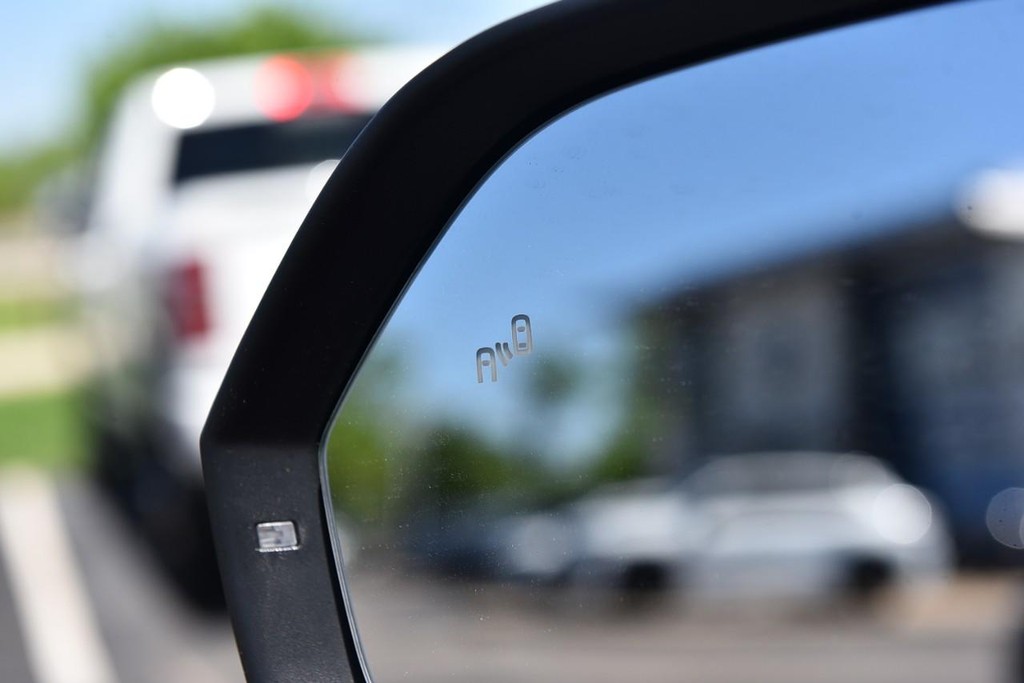 Volkswagen Atlas Cross Sport Vehicle Full-screen Gallery Image 10