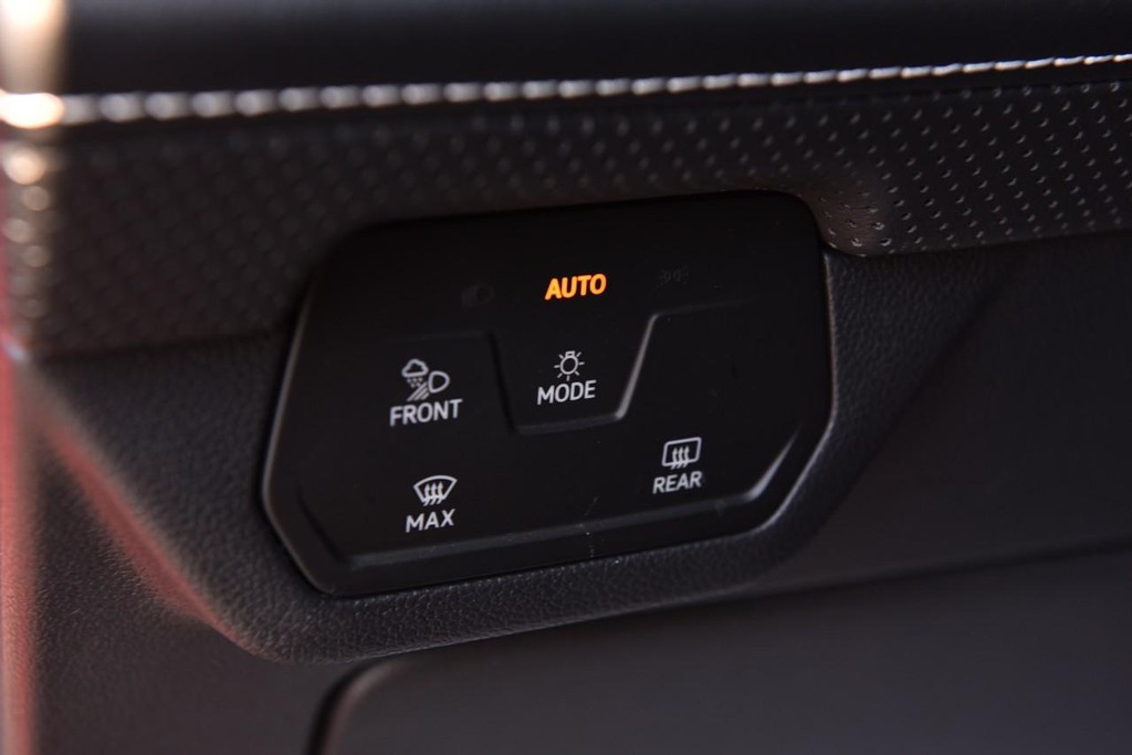 Volkswagen Atlas Cross Sport Vehicle Full-screen Gallery Image 11