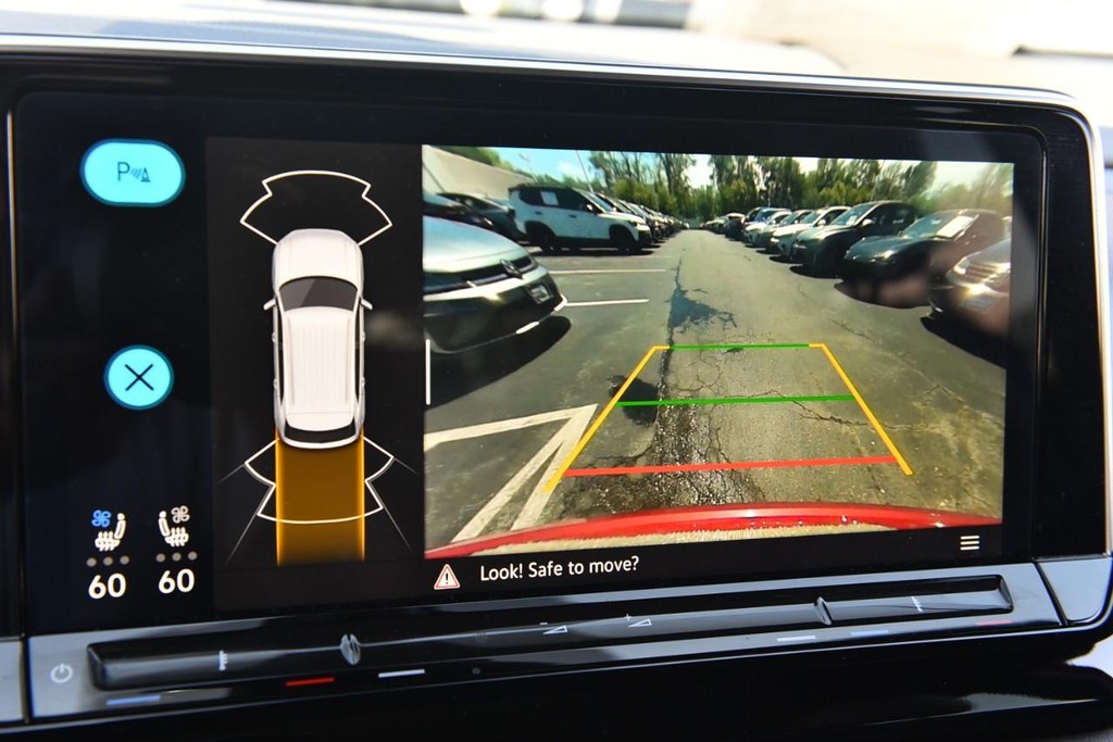 Volkswagen Atlas Cross Sport Vehicle Full-screen Gallery Image 13