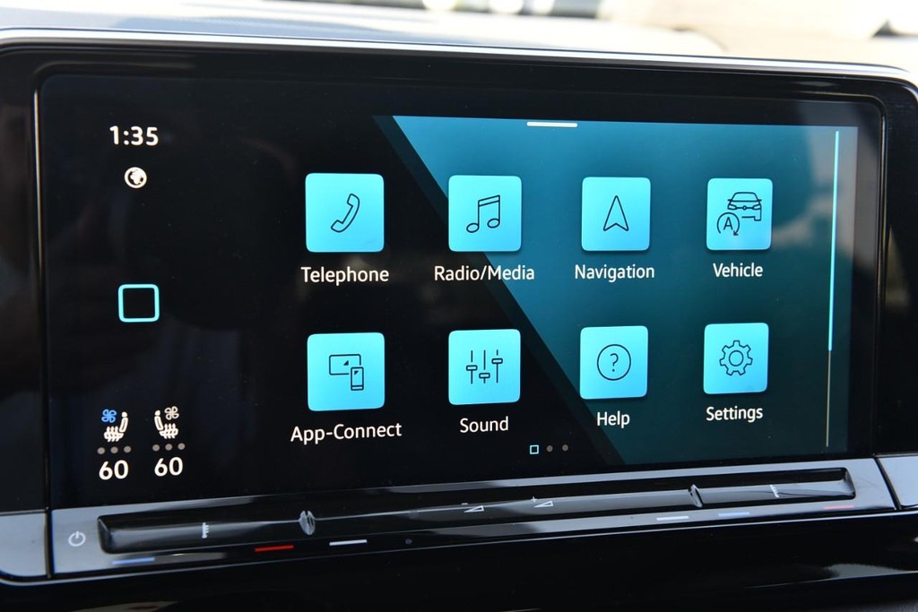 Volkswagen Atlas Cross Sport Vehicle Full-screen Gallery Image 14