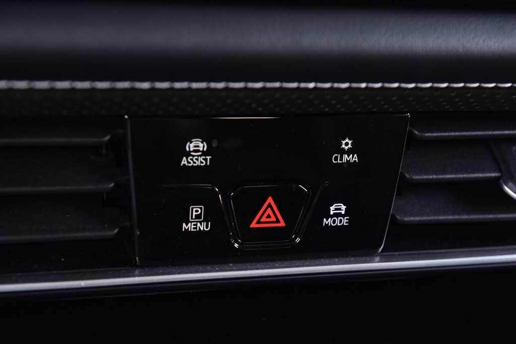 Volkswagen Atlas Cross Sport Vehicle Full-screen Gallery Image 15