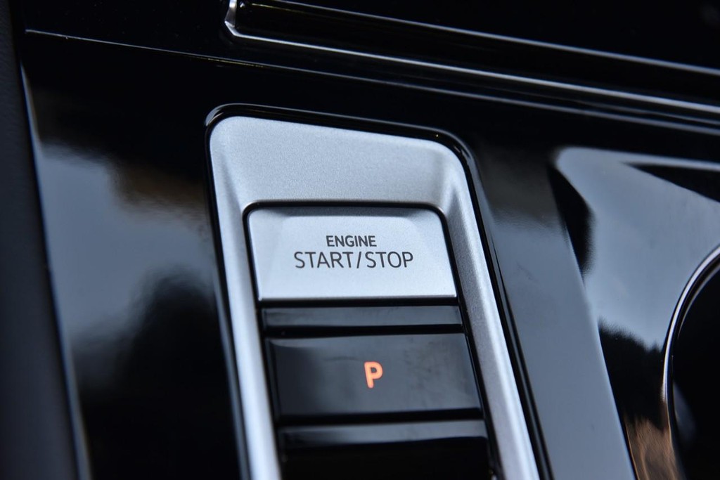 Volkswagen Atlas Cross Sport Vehicle Full-screen Gallery Image 17