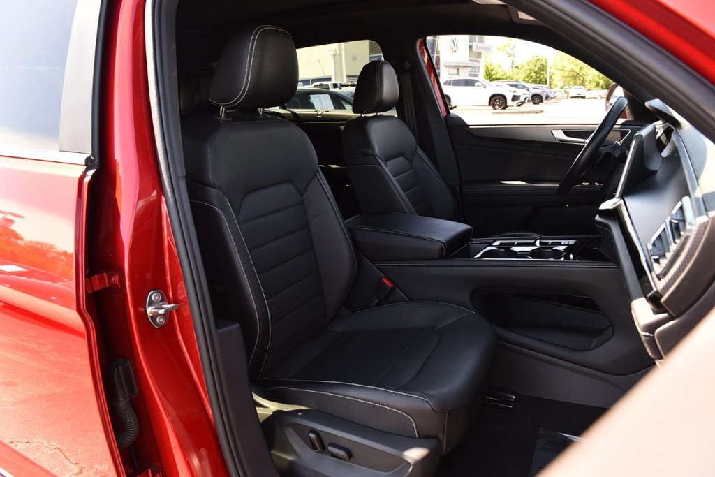 Volkswagen Atlas Cross Sport Vehicle Full-screen Gallery Image 20