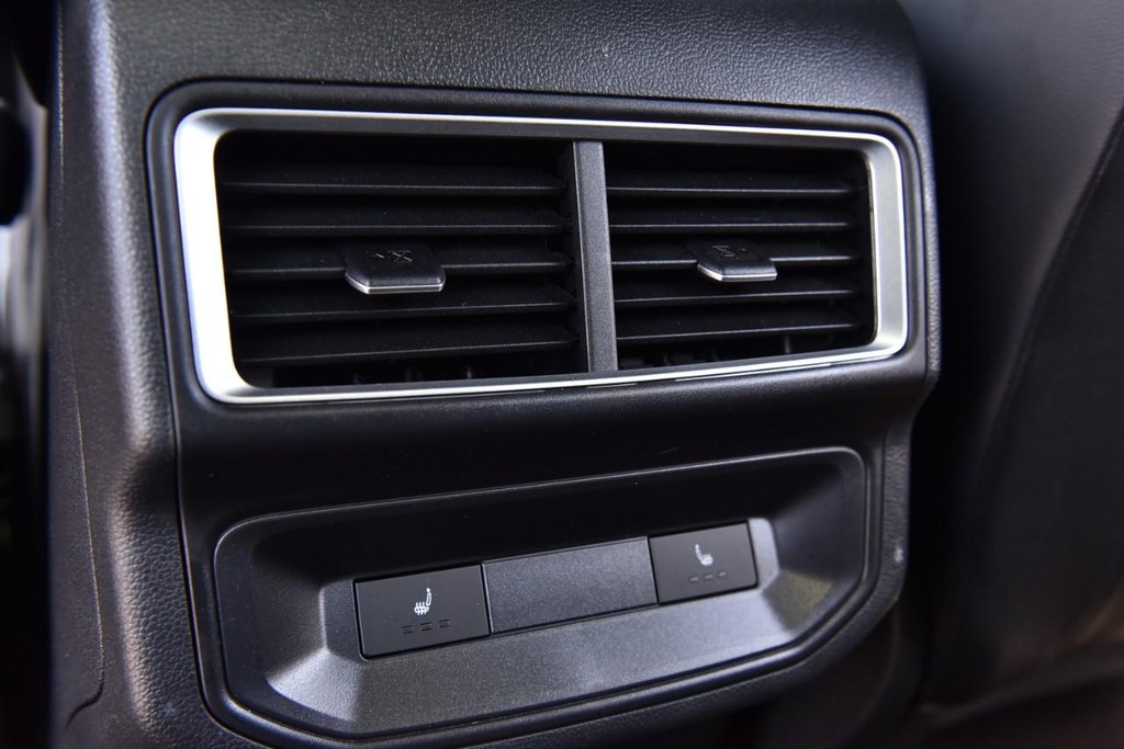 Volkswagen Atlas Cross Sport Vehicle Full-screen Gallery Image 23