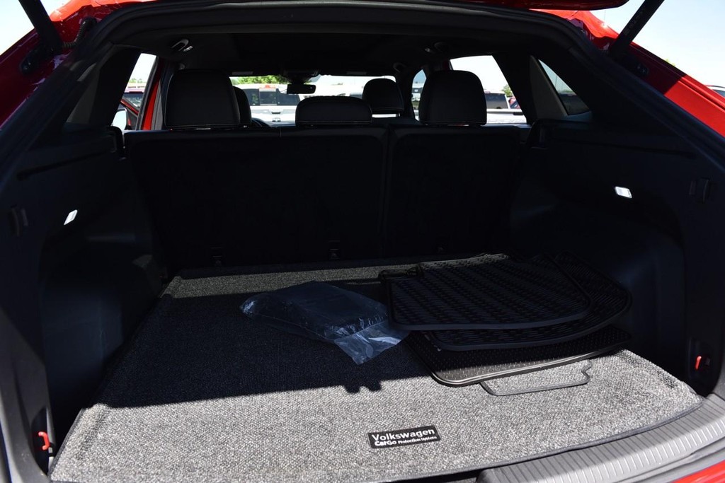 Volkswagen Atlas Cross Sport Vehicle Full-screen Gallery Image 25