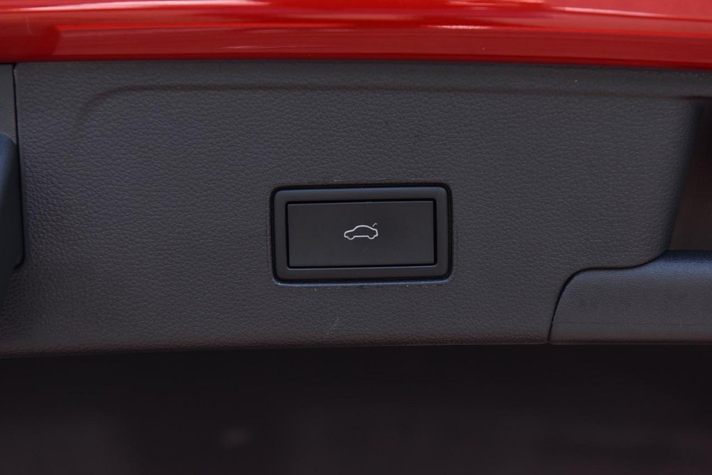 Volkswagen Atlas Cross Sport Vehicle Full-screen Gallery Image 26