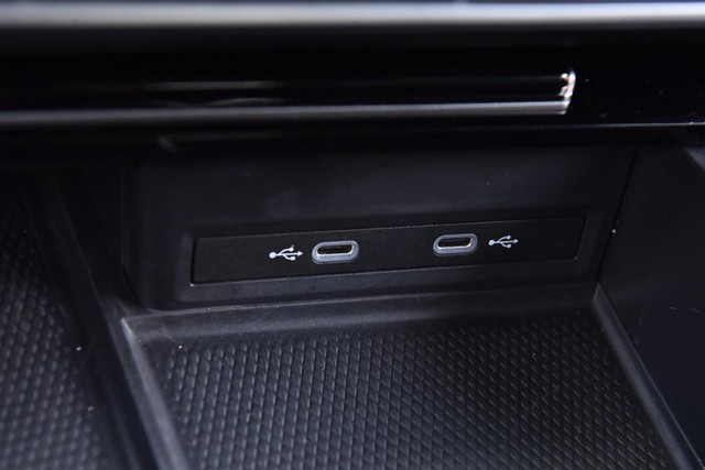 Volkswagen Atlas Cross Sport Vehicle Image 16