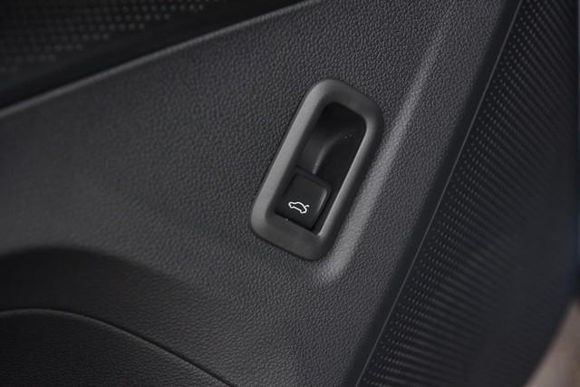 Volkswagen Tiguan Vehicle Image 09