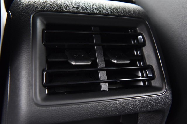 Volkswagen Tiguan Vehicle Image 23