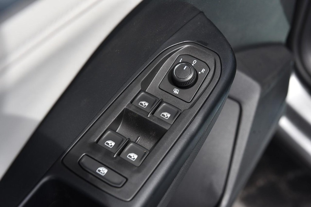 Volkswagen Taos Vehicle Full-screen Gallery Image 8