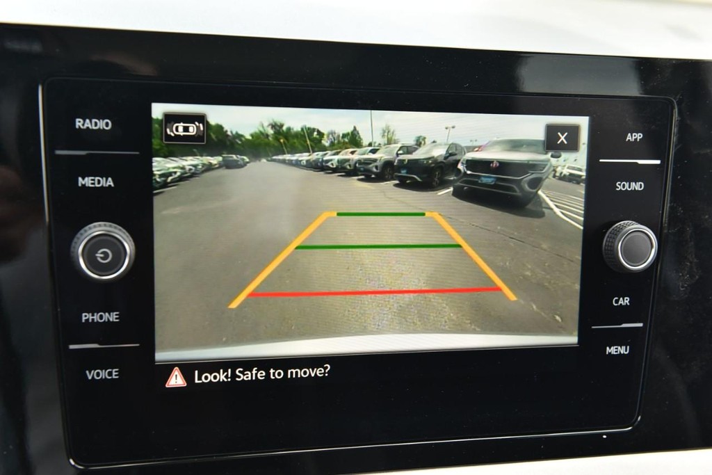 Volkswagen Taos Vehicle Full-screen Gallery Image 12