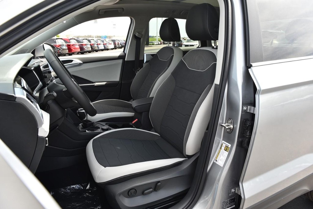 Volkswagen Taos Vehicle Full-screen Gallery Image 20