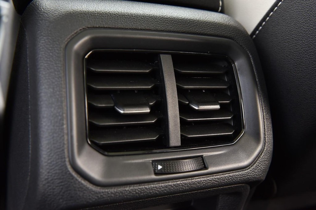 Volkswagen Taos Vehicle Full-screen Gallery Image 24