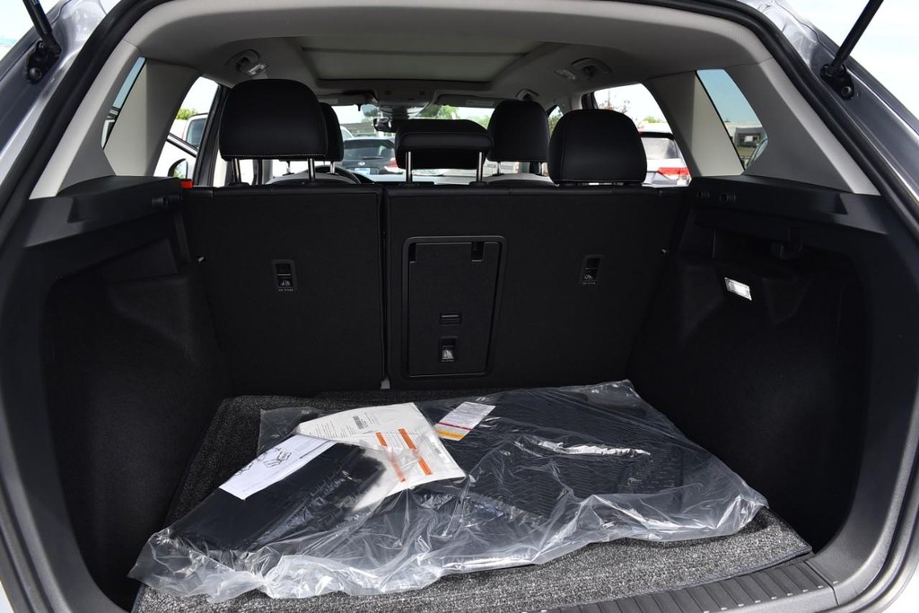 Volkswagen Taos Vehicle Full-screen Gallery Image 26