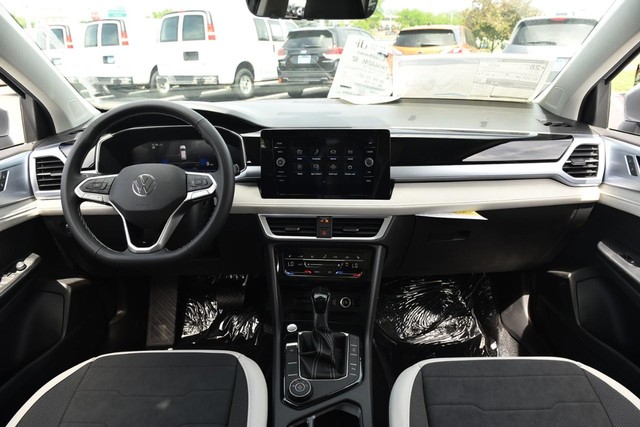 Volkswagen Taos Vehicle Image 07
