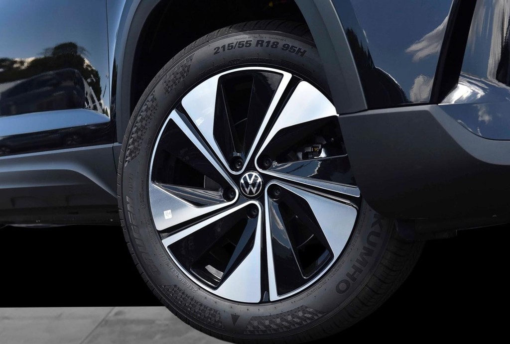 Volkswagen Taos Vehicle Full-screen Gallery Image 3