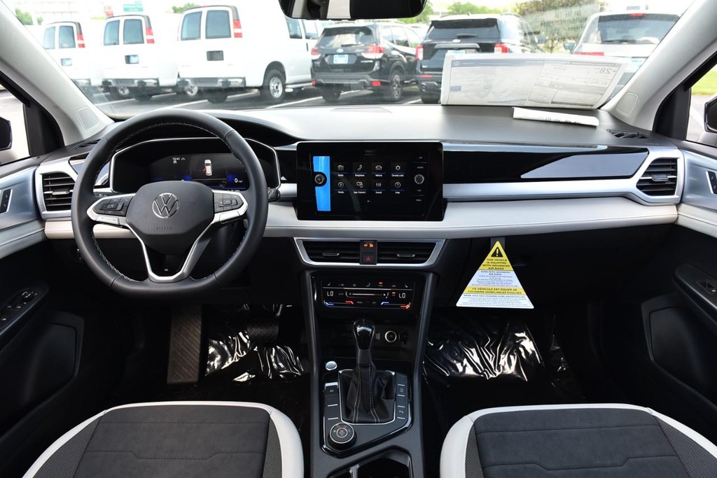 Volkswagen Taos Vehicle Full-screen Gallery Image 7