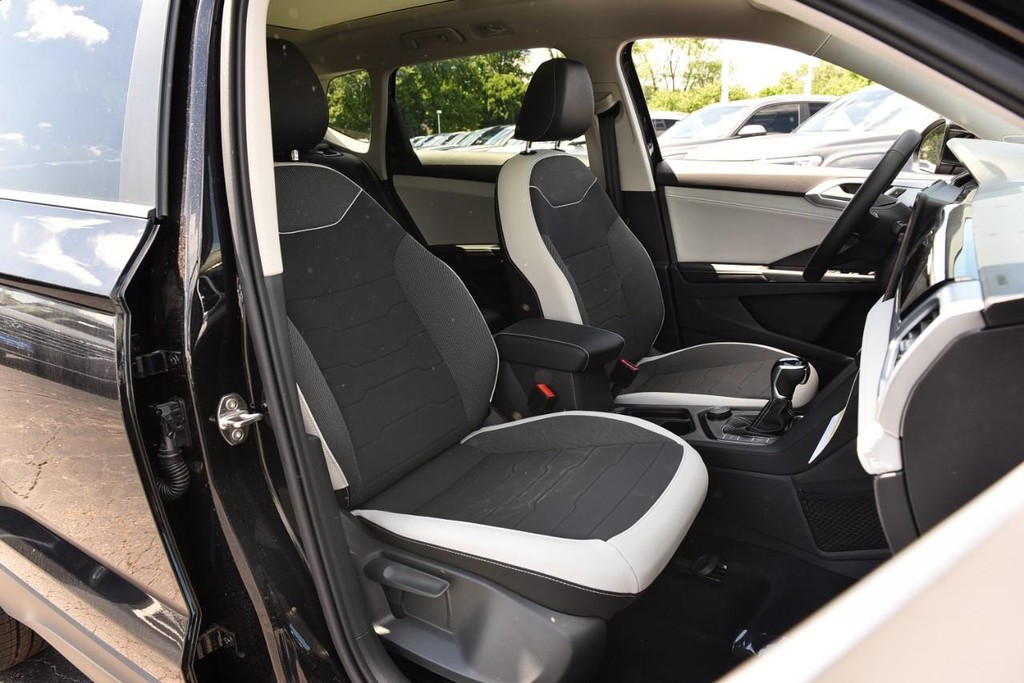 Volkswagen Taos Vehicle Full-screen Gallery Image 21