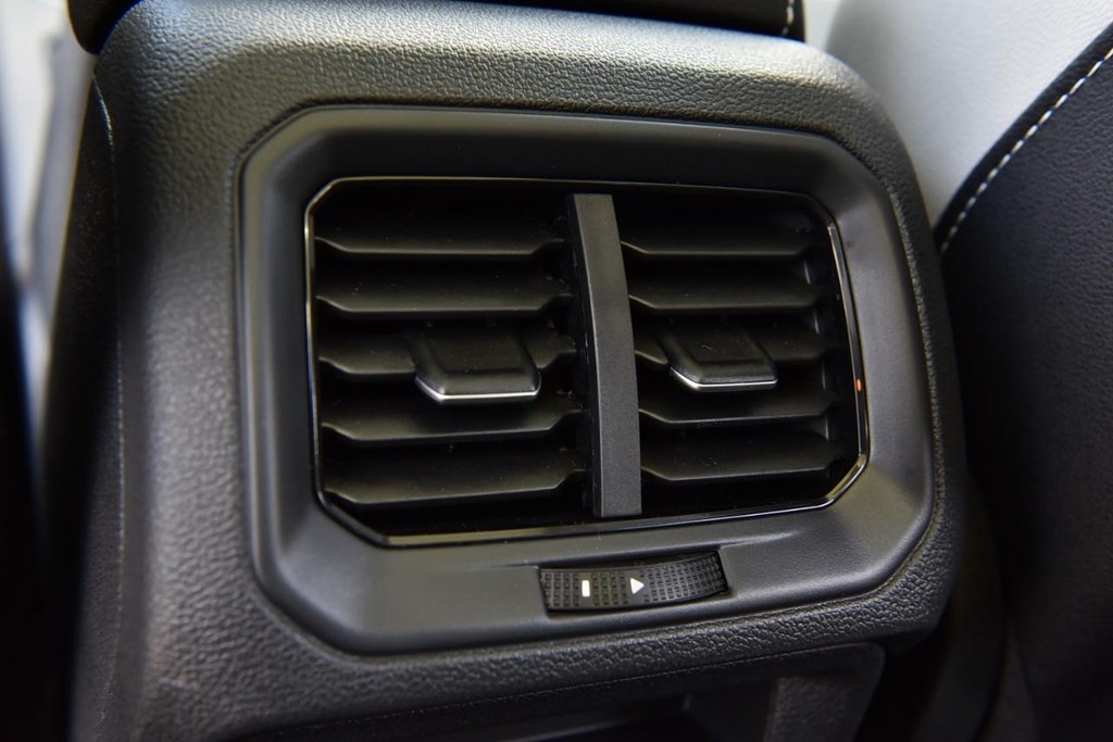 Volkswagen Taos Vehicle Full-screen Gallery Image 24
