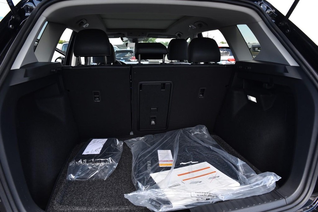 Volkswagen Taos Vehicle Full-screen Gallery Image 26