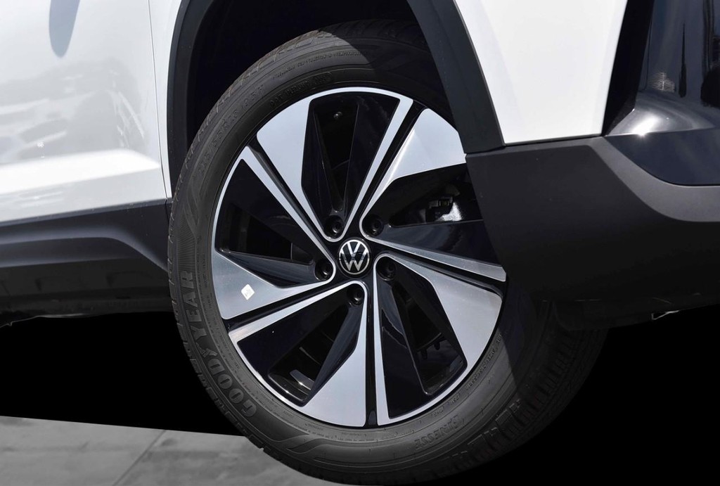 Volkswagen Taos Vehicle Full-screen Gallery Image 3