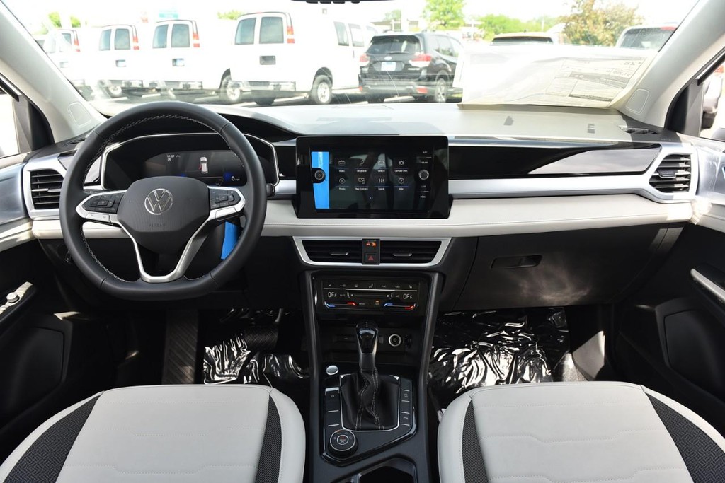 Volkswagen Taos Vehicle Full-screen Gallery Image 7