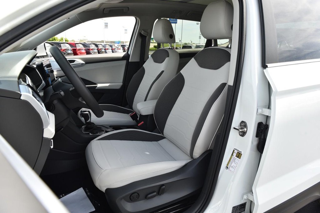 Volkswagen Taos Vehicle Full-screen Gallery Image 20