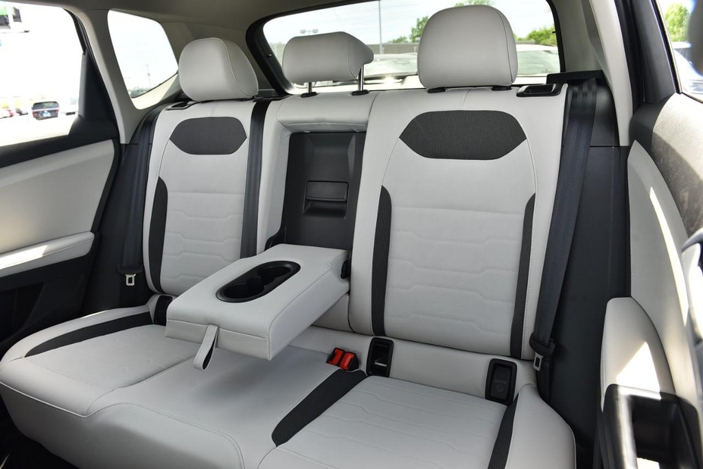 Volkswagen Taos Vehicle Full-screen Gallery Image 23