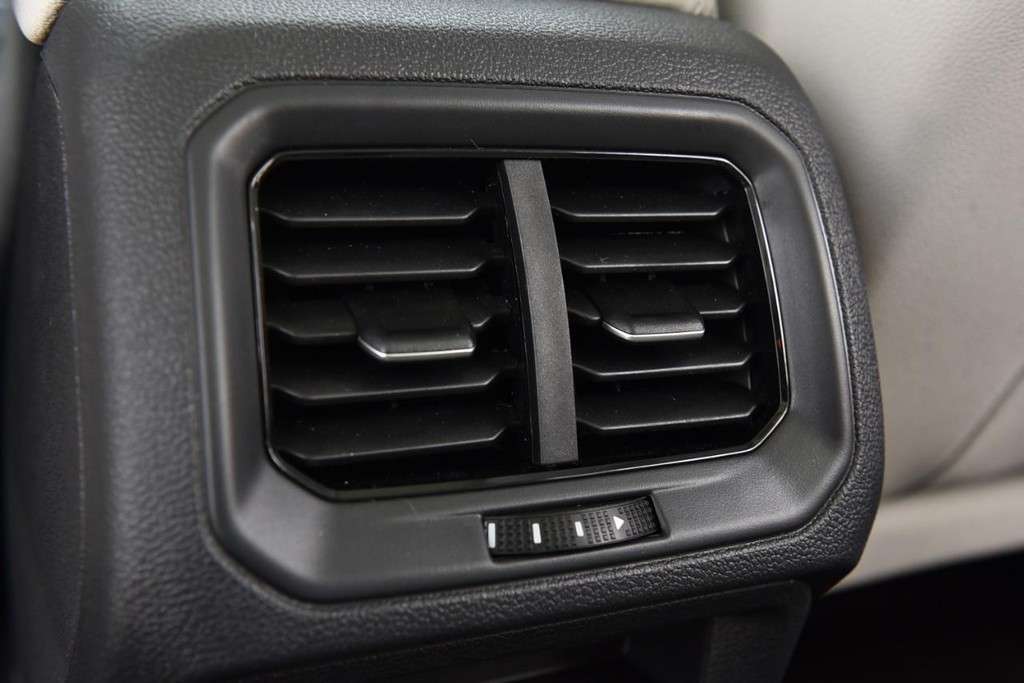 Volkswagen Taos Vehicle Full-screen Gallery Image 24