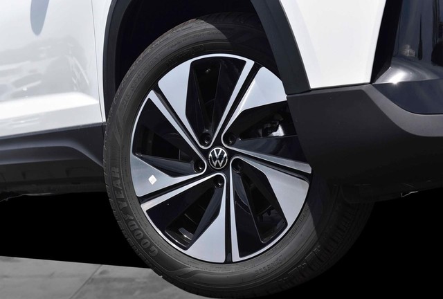 Volkswagen Taos Vehicle Image 03