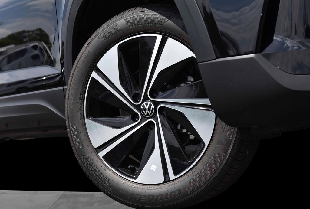 Volkswagen Taos Vehicle Full-screen Gallery Image 3