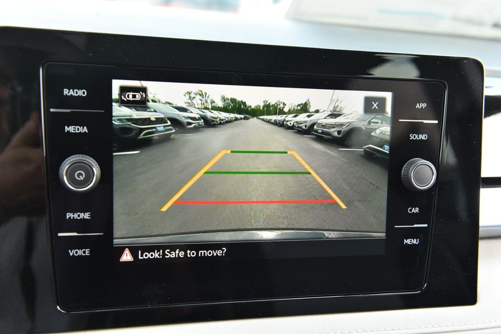 Volkswagen Taos Vehicle Full-screen Gallery Image 12