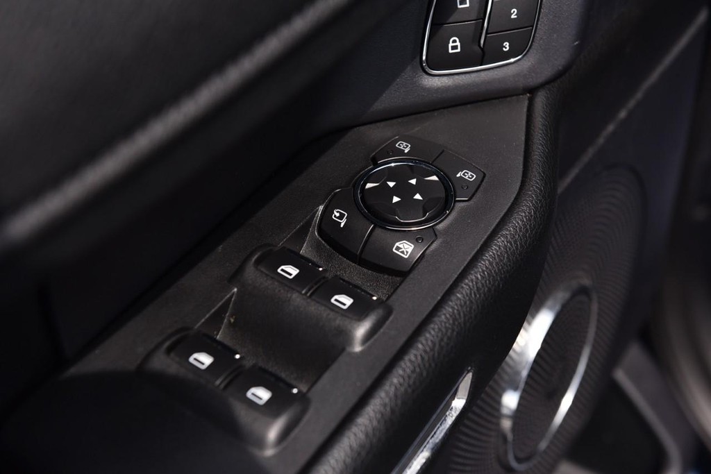 Ford Expedition Vehicle Full-screen Gallery Image 08