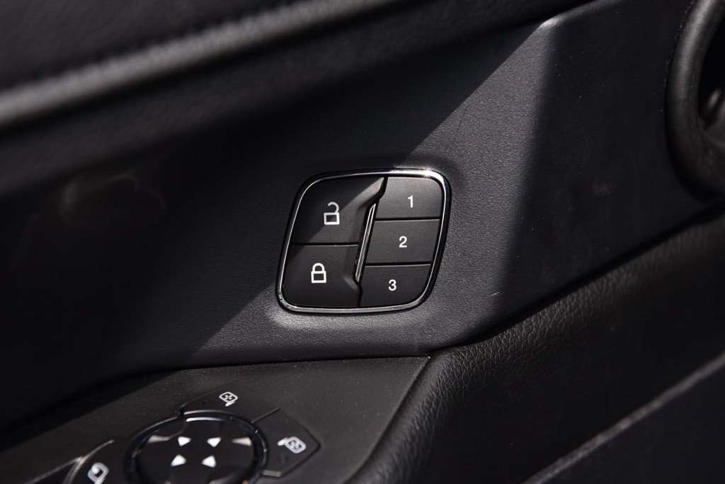 Ford Expedition Vehicle Full-screen Gallery Image 09