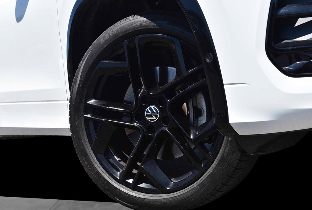 Volkswagen Tiguan Vehicle Full-screen Gallery Image 3