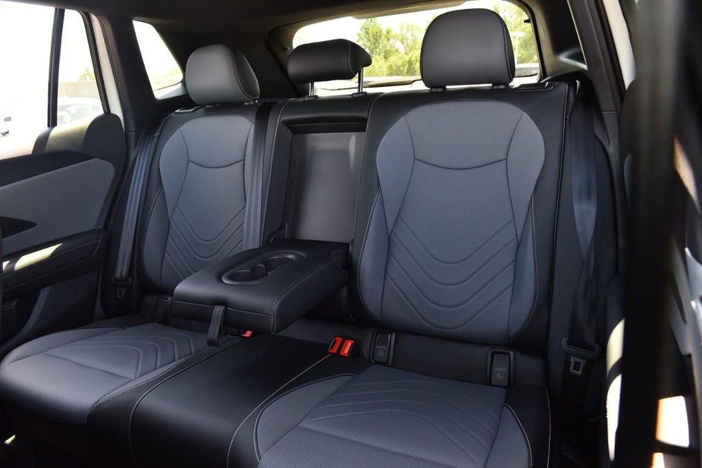 Volkswagen Tiguan Vehicle Full-screen Gallery Image 22