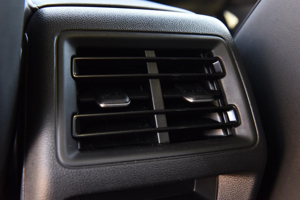 Volkswagen Tiguan Vehicle Full-screen Gallery Image 23