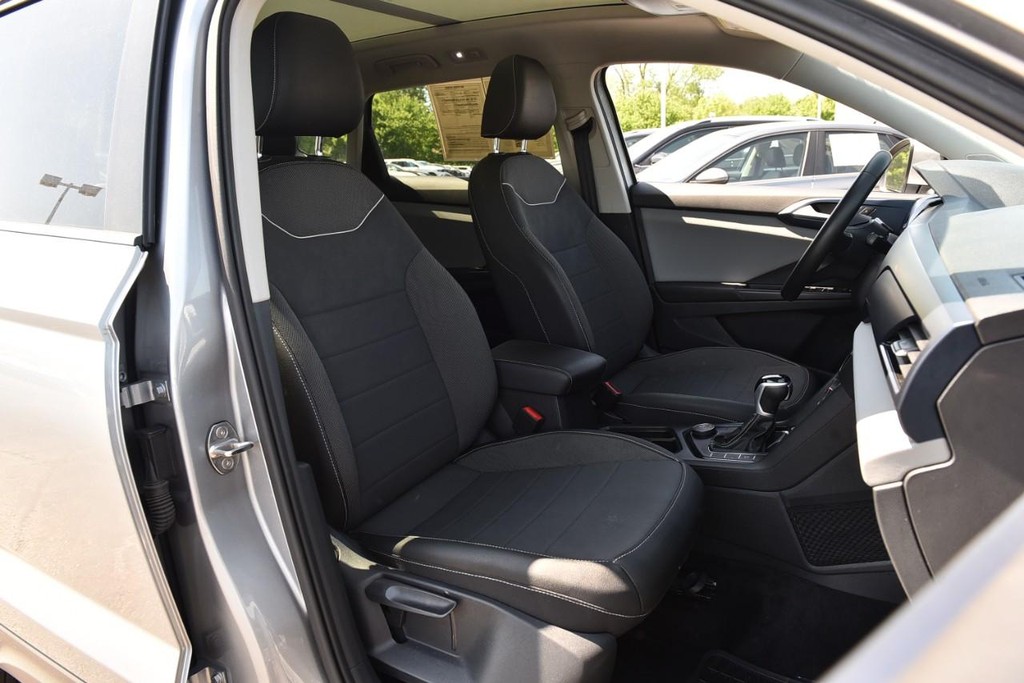 Volkswagen Taos Vehicle Full-screen Gallery Image 20