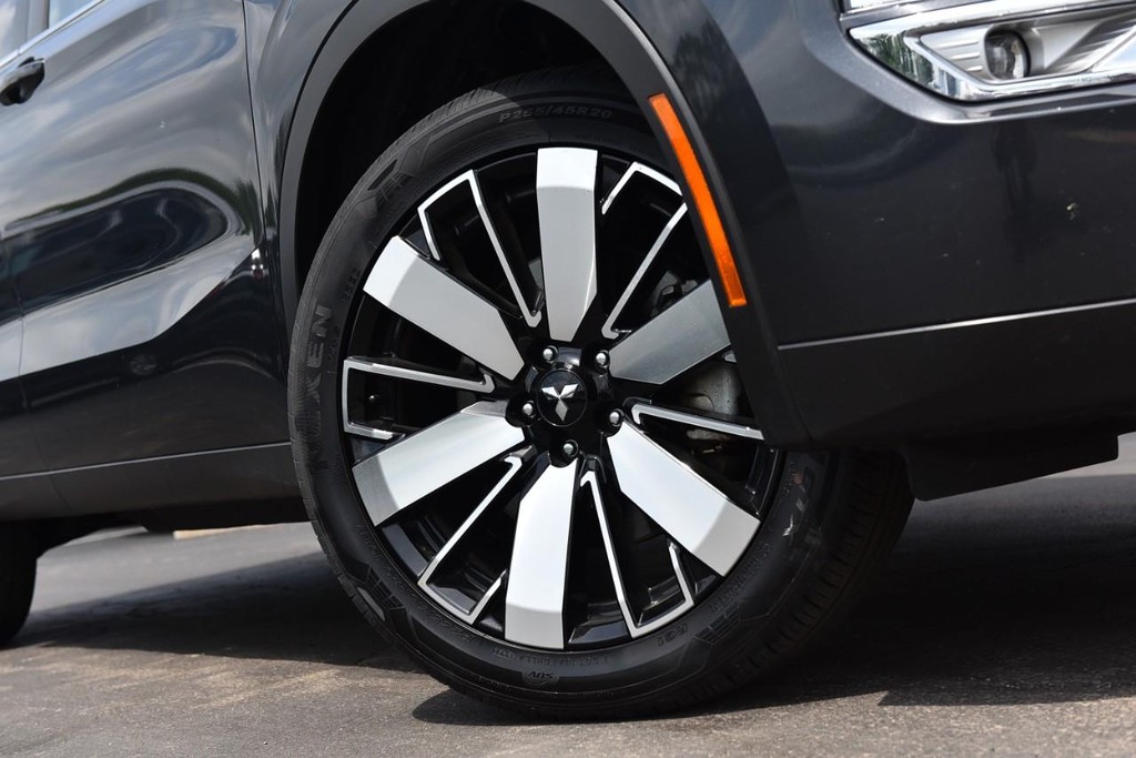 Mitsubishi Outlander Vehicle Full-screen Gallery Image 3