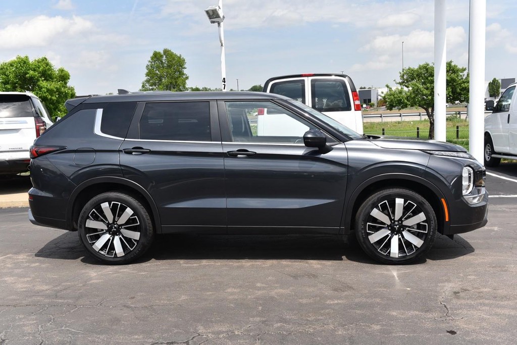 Mitsubishi Outlander Vehicle Full-screen Gallery Image 5