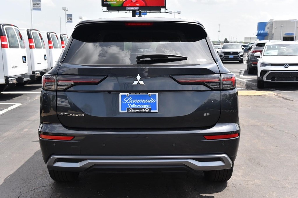 Mitsubishi Outlander Vehicle Full-screen Gallery Image 6