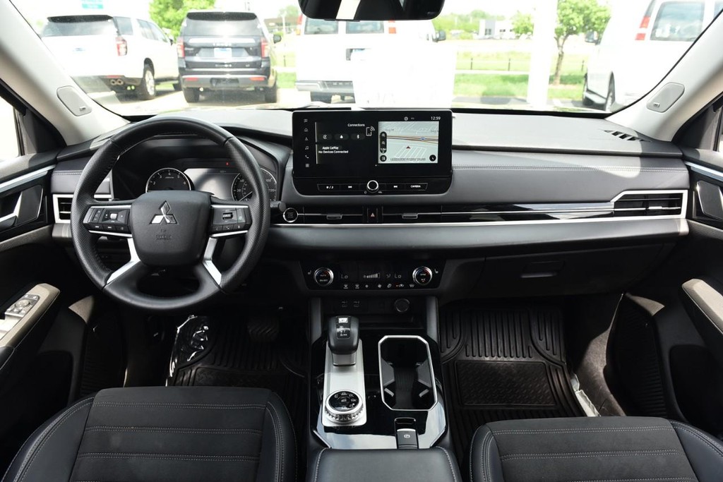 Mitsubishi Outlander Vehicle Full-screen Gallery Image 7