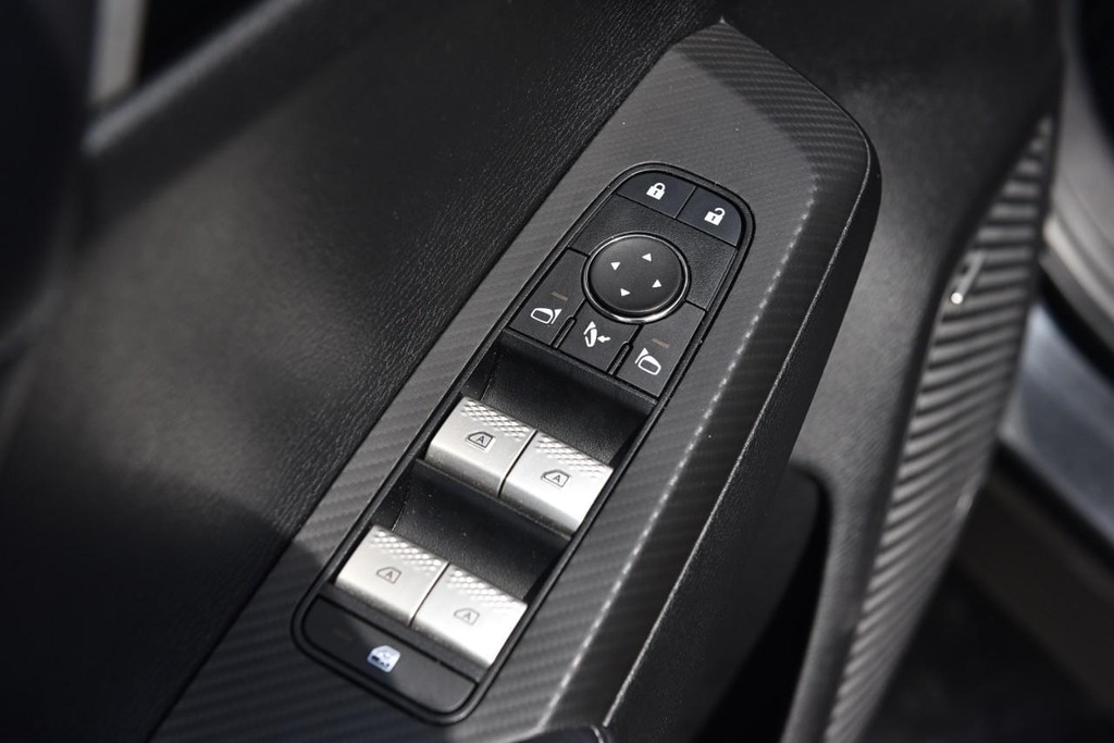 Mitsubishi Outlander Vehicle Full-screen Gallery Image 8