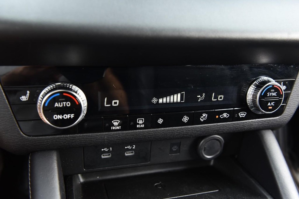 Mitsubishi Outlander Vehicle Full-screen Gallery Image 18