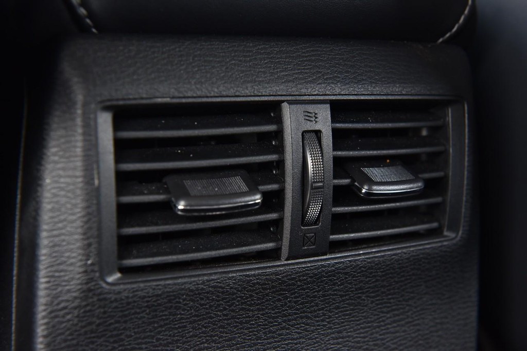 Mitsubishi Outlander Vehicle Full-screen Gallery Image 26