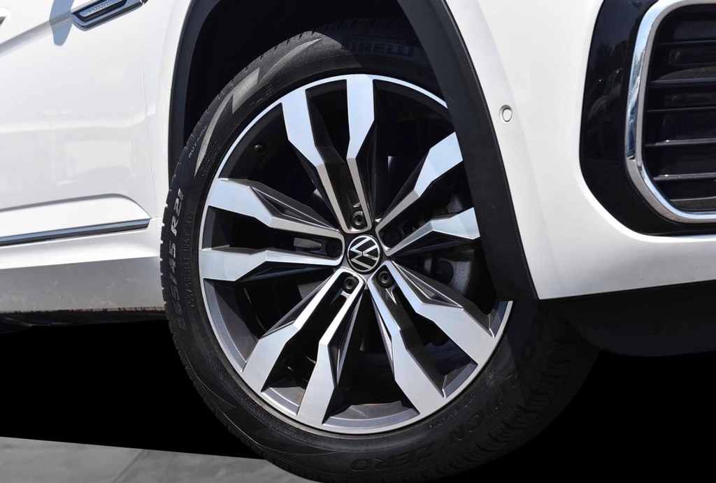 Volkswagen Atlas Cross Sport Vehicle Full-screen Gallery Image 3