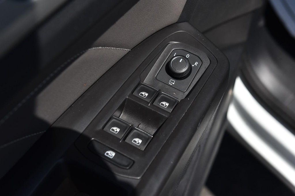 Volkswagen Atlas Cross Sport Vehicle Full-screen Gallery Image 8
