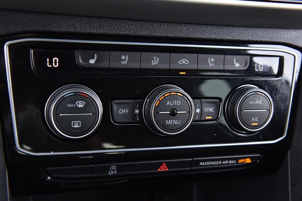 Volkswagen Atlas Cross Sport Vehicle Full-screen Gallery Image 15