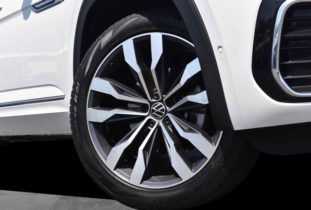 Volkswagen Atlas Cross Sport Vehicle Image 03